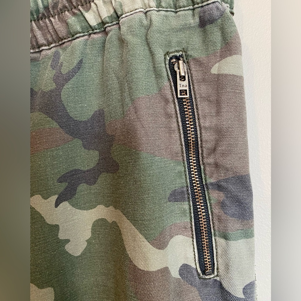 Aritzia TNA Camo Jogger Green Pants Size S - Picture 5 of 8